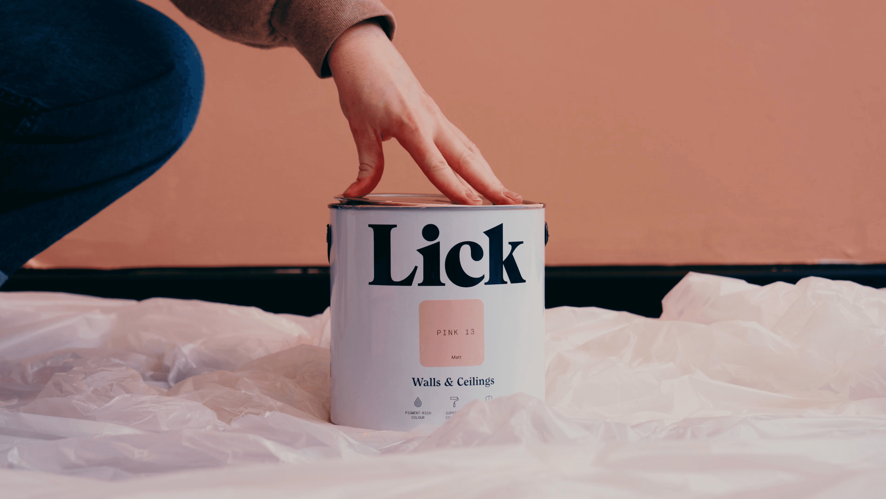 Color de pintura Lick curado en una pared interior