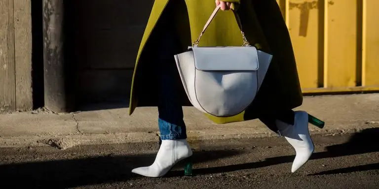 Marroquinería de Wandler, incluido el bolso redondo Hortensia